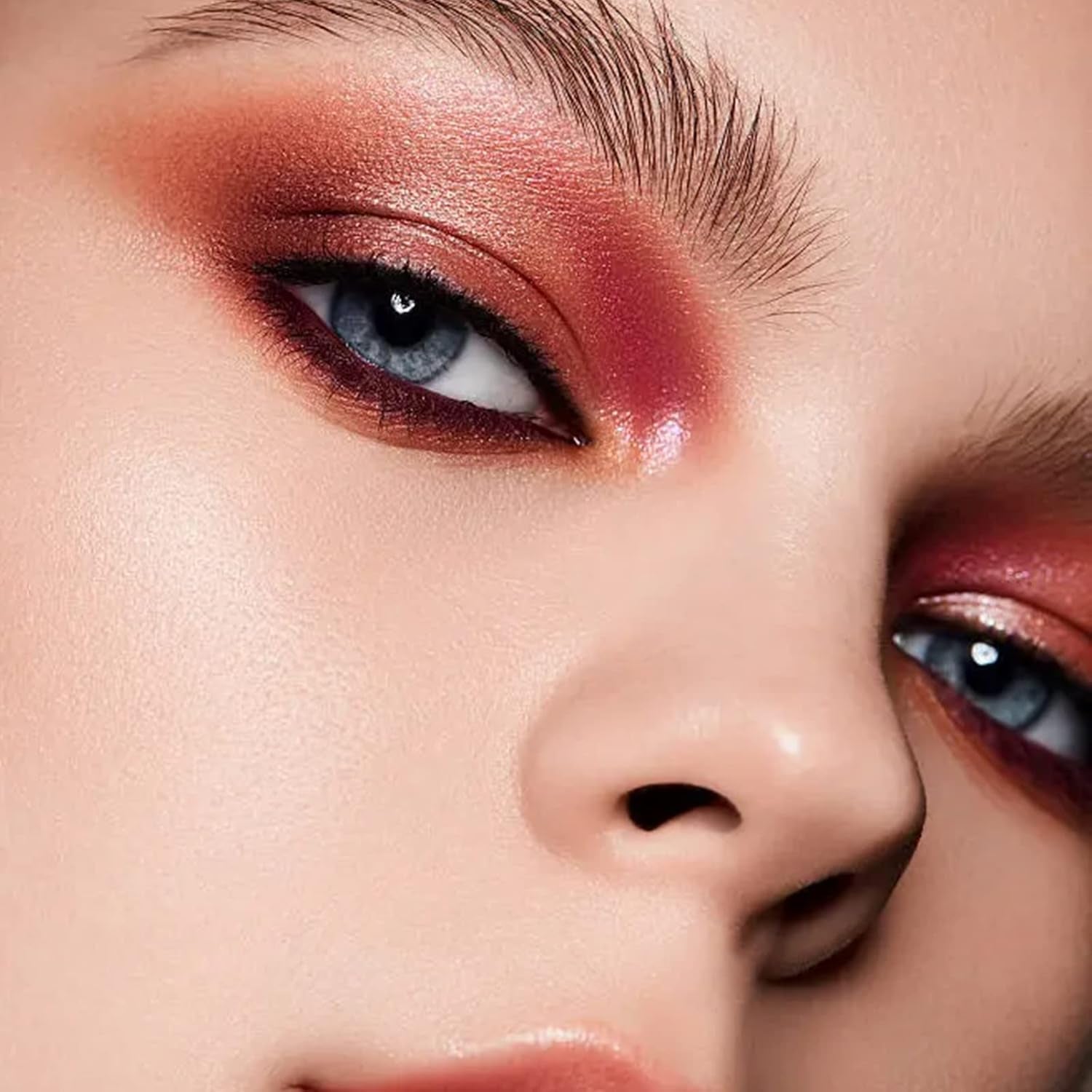 16-Color Eyeshadow Palette - Matte and Glitter Finishes for Versatile and Blendable Makeup Looks